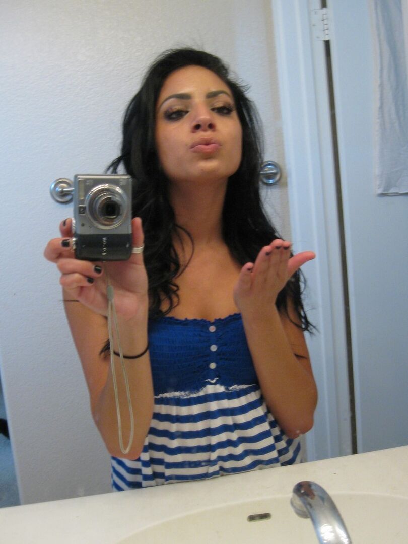 16P A jovem latina Kelly Xoxo tira selfies enquanto se expõe no espelho