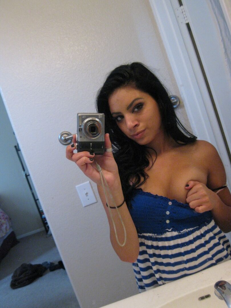 16P A jovem latina Kelly Xoxo tira selfies enquanto se expõe no espelho