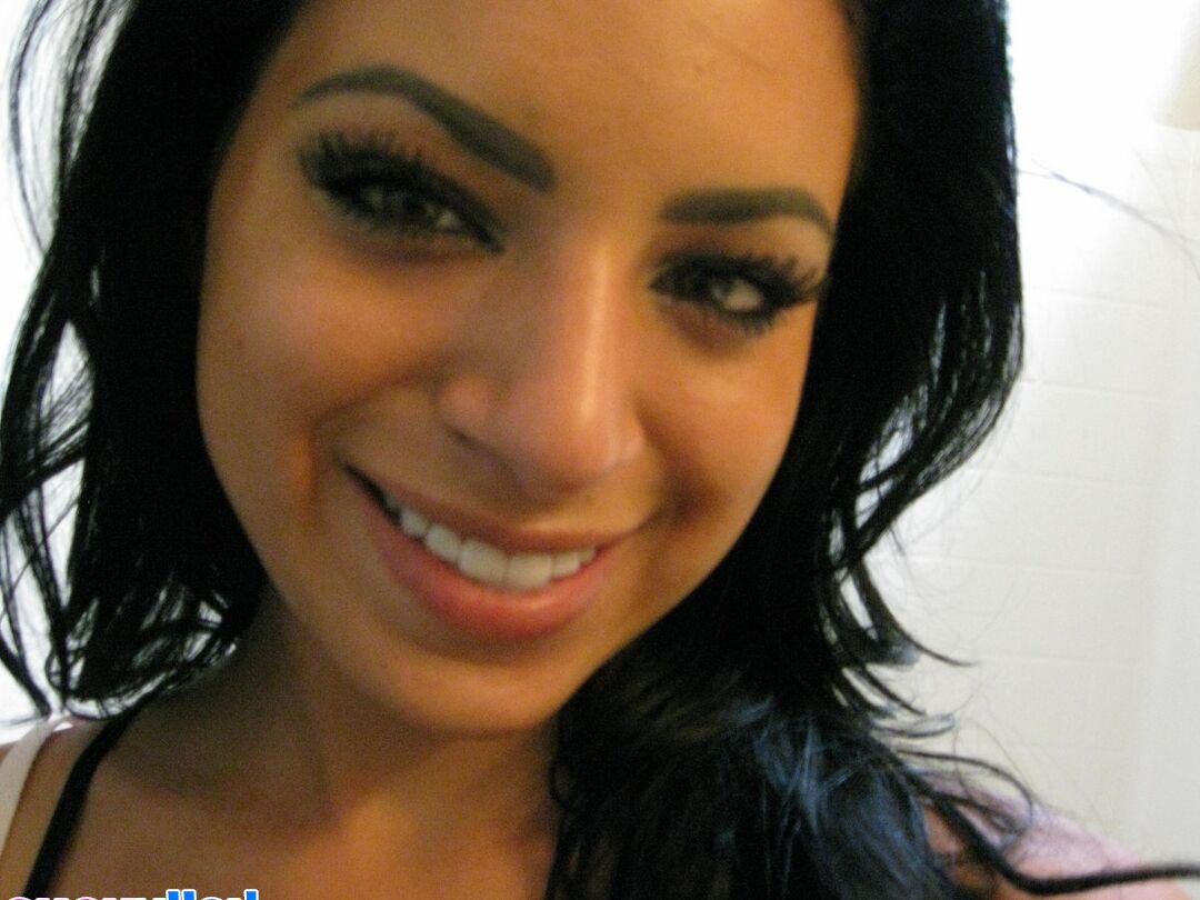 16P A jovem latina Kelly Xoxo tira selfies enquanto se expõe no espelho