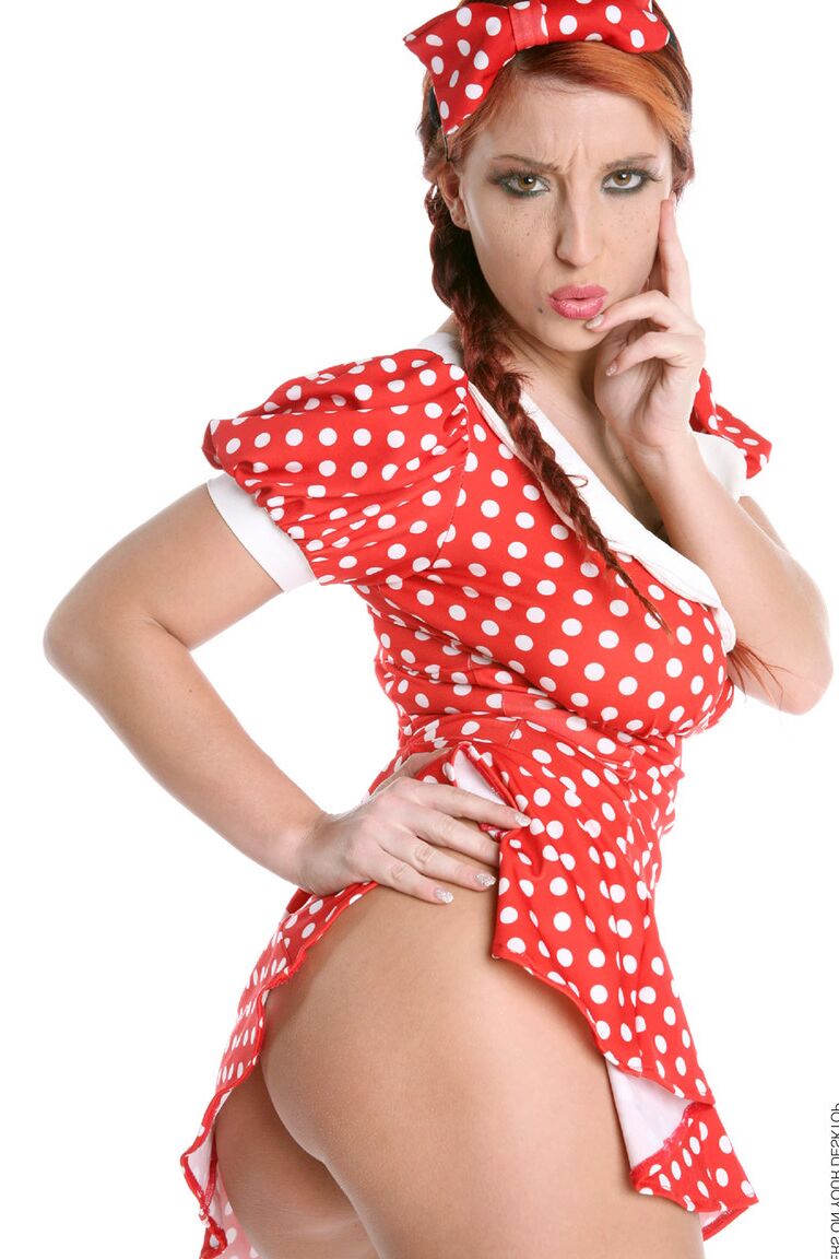 15P Fille solo avec des nattes tressées rouges Ashley Robbins fait un spectacle de strip-tease
