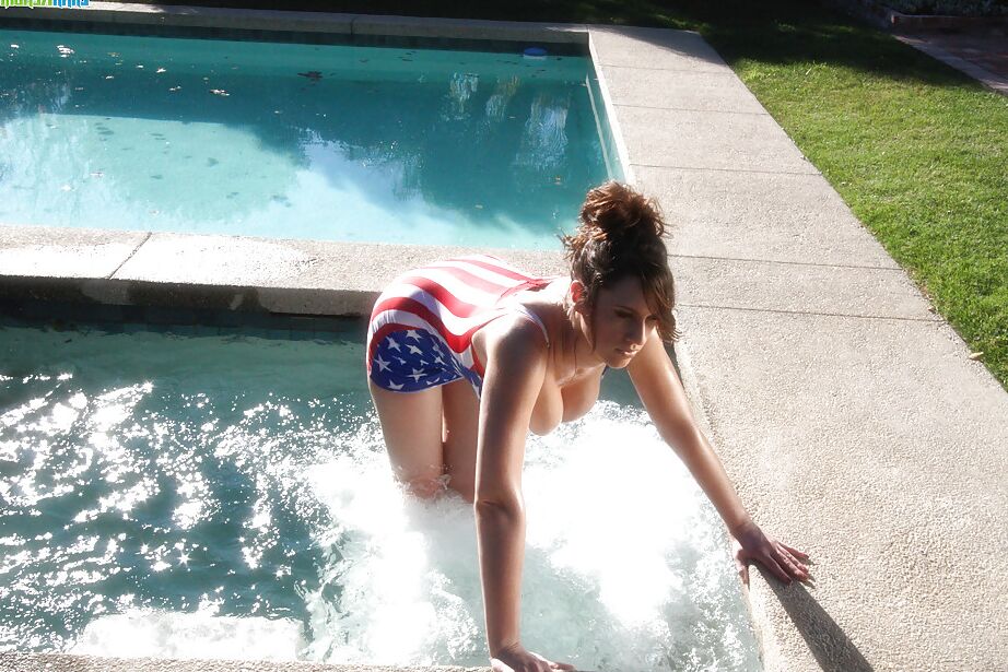 16P A estrela pornô em traje de banho com tema da bandeira americana Lana Kendrick se diverte na piscina