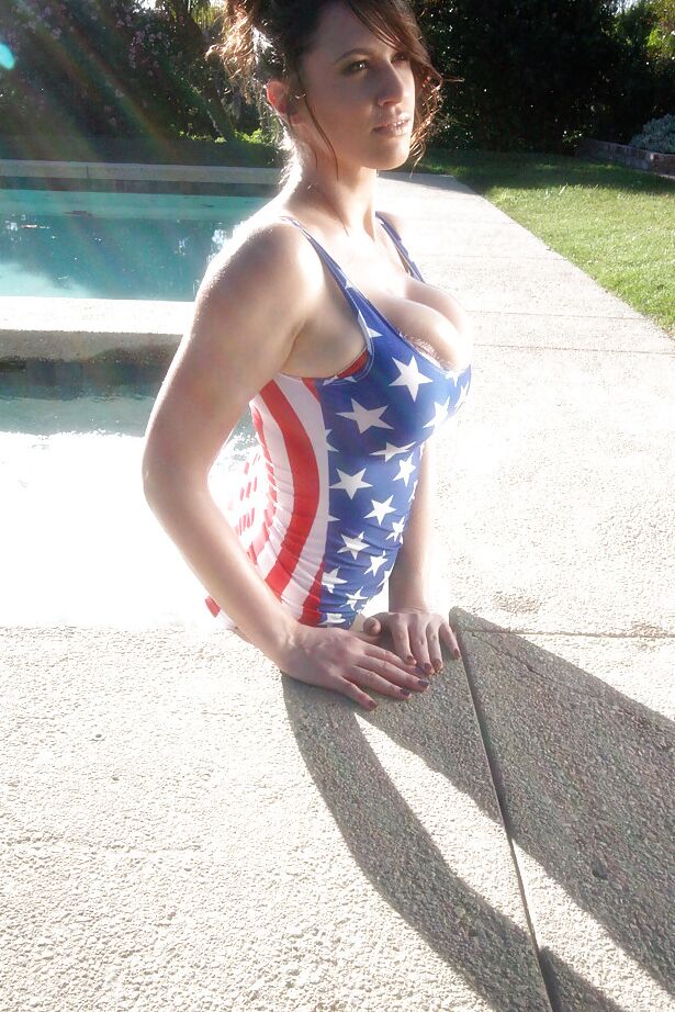 16P A estrela pornô em traje de banho com tema da bandeira americana Lana Kendrick se diverte na piscina