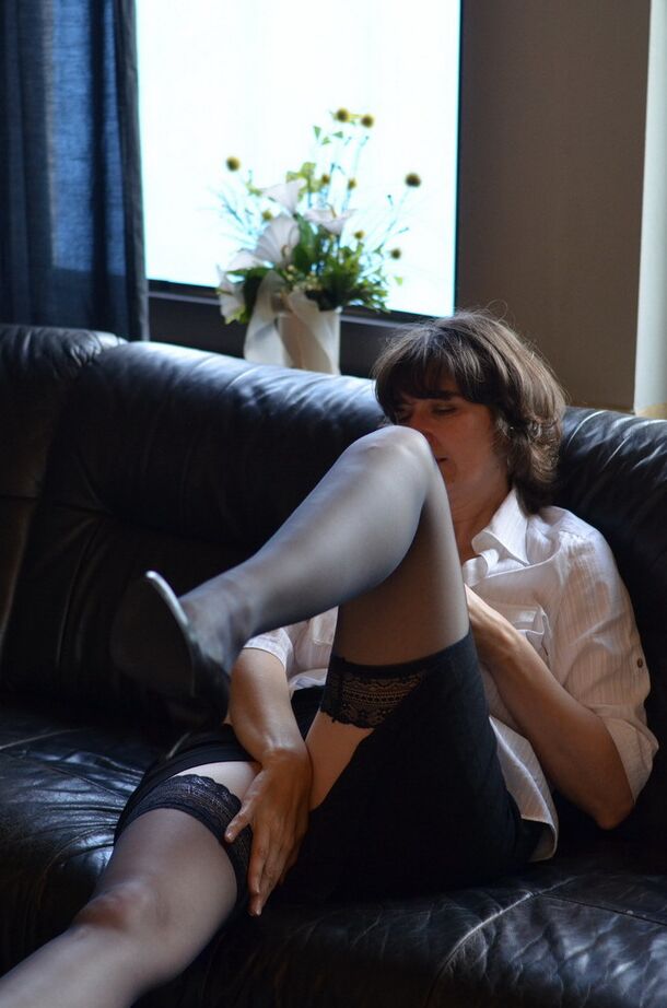 20P Femme mature expose ses seins et sa chatte en buvant du vin sur un canapé en cuir