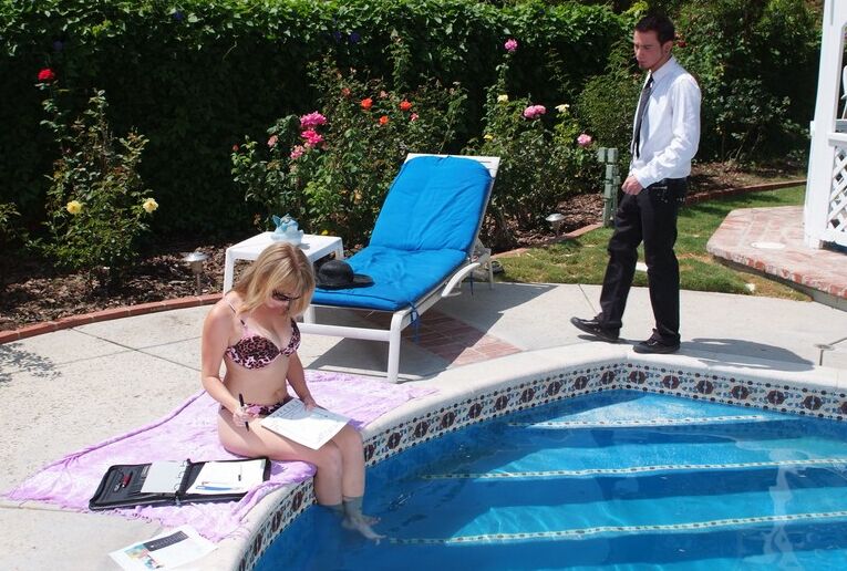 16P Die junge heiße Adrianna Nicole wurde beim Sonnenbaden geil und verführte ihren Mann
