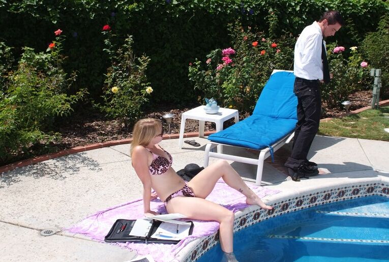 16P Die junge heiße Adrianna Nicole wurde beim Sonnenbaden geil und verführte ihren Mann