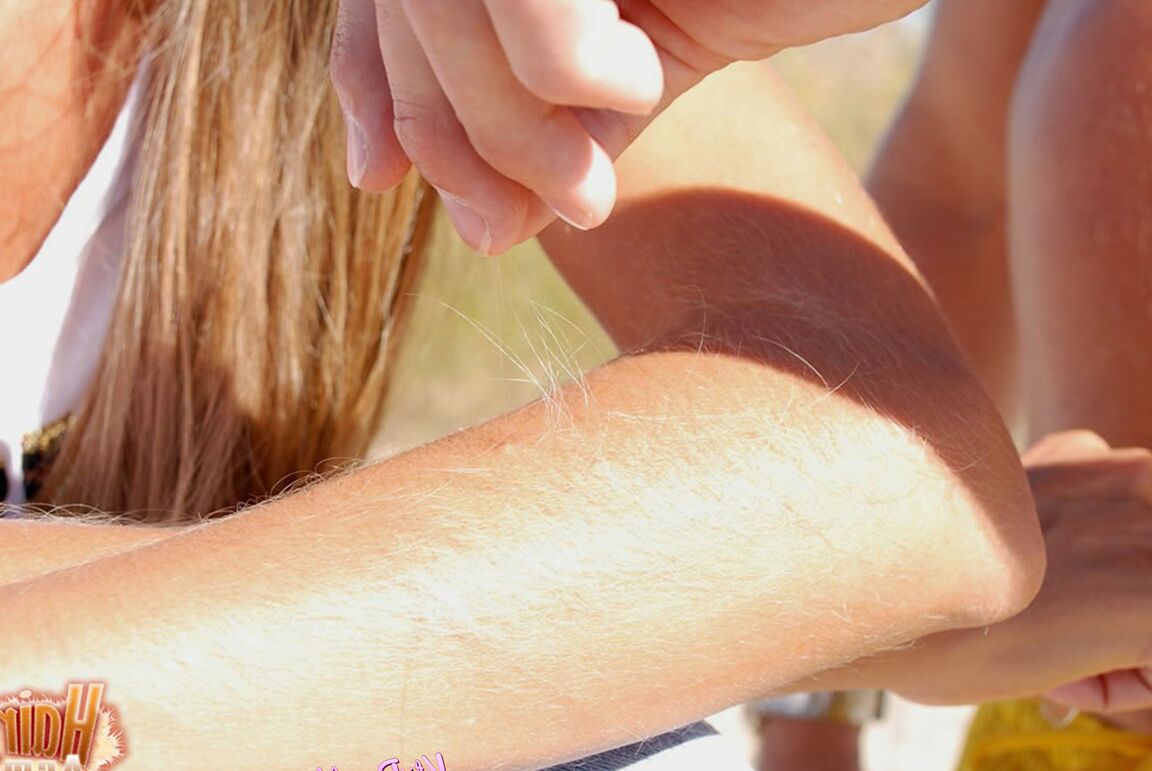 15P Mulher amadora Lori Anderson convida homens estranhos para brincar com seus braços peludos