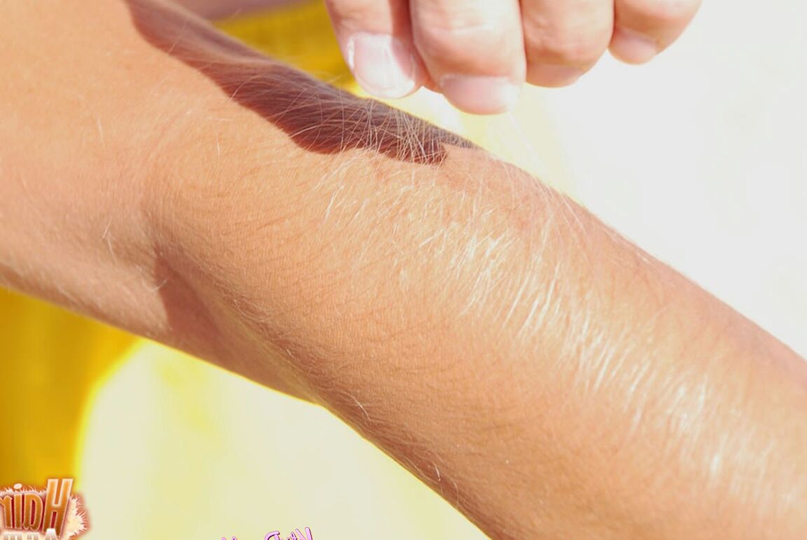 15P Mulher amadora Lori Anderson convida homens estranhos para brincar com seus braços peludos