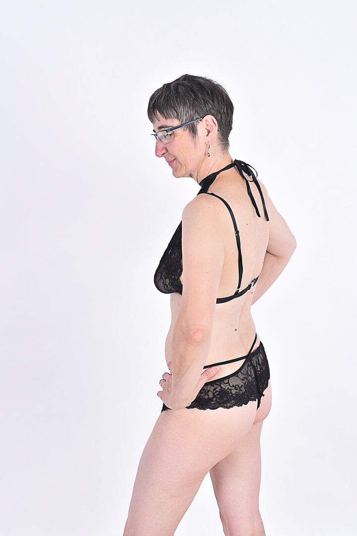16P Une amatrice mature enlève sa lingerie noire pour un gros plan de son vagin