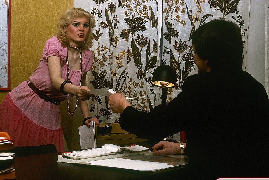 12P Secretaria rubia tetona seduce a su jefe en su escritorio en algún momento de los años 70