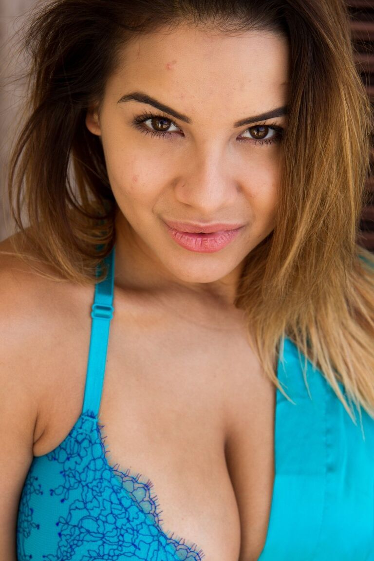 12P Hermosa morena en lencería sexual se quita el sostén dejando al descubierto sus grandes tetas en el patio