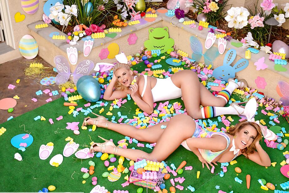 16P As mães lésbicas da primeira vez, Phoenix Marie e Richelle Ryan, exibem bundas grandes