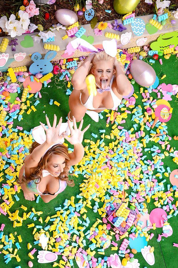 16P As mães lésbicas da primeira vez, Phoenix Marie e Richelle Ryan, exibem bundas grandes