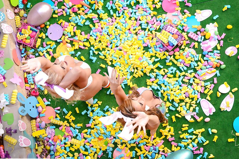 16P As mães lésbicas da primeira vez, Phoenix Marie e Richelle Ryan, exibem bundas grandes