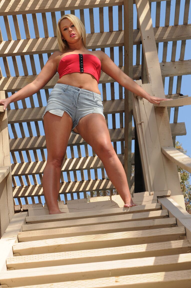 21P Loira curta MILF Anna Joy mostra seu espólio redondo