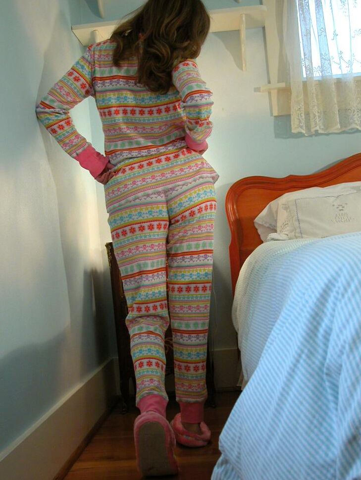 15P Mulher madura Tasty Trixie solta seus peitos lindos do pijama na cama