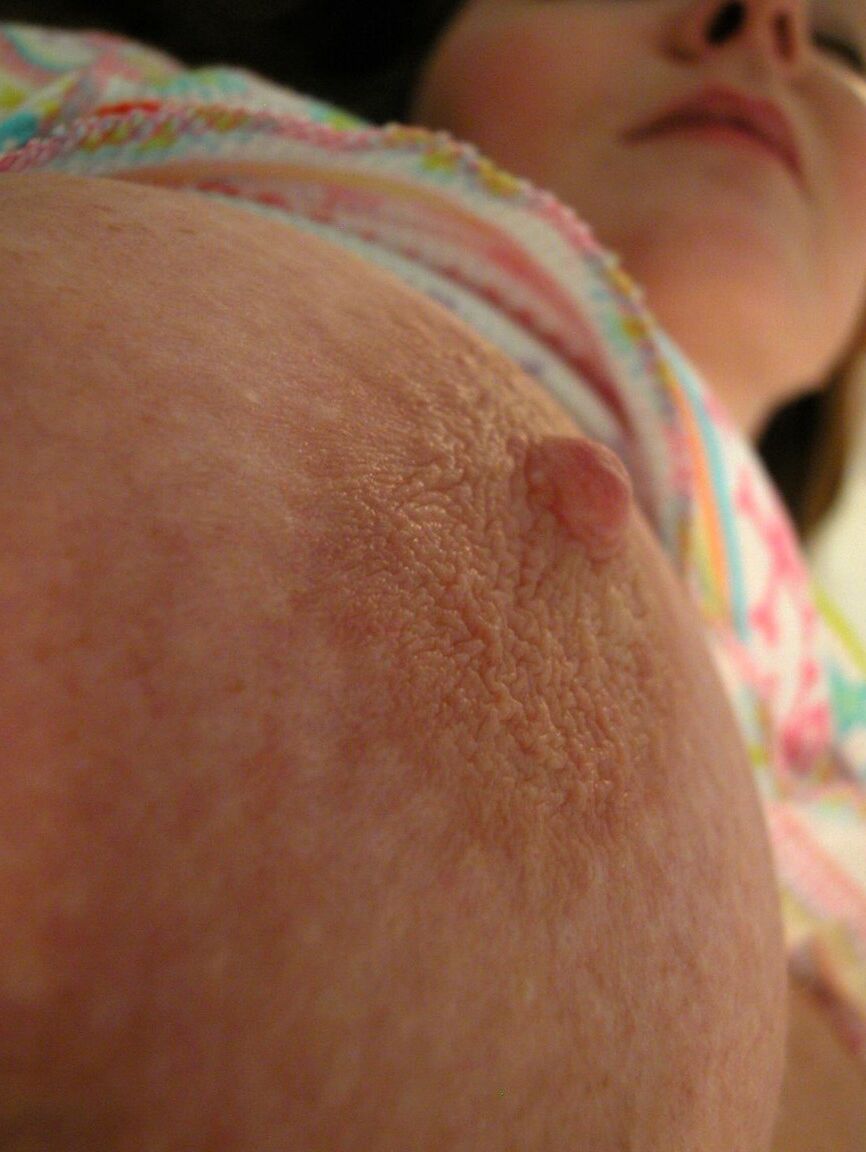 15P Mulher madura Tasty Trixie solta seus peitos lindos do pijama na cama