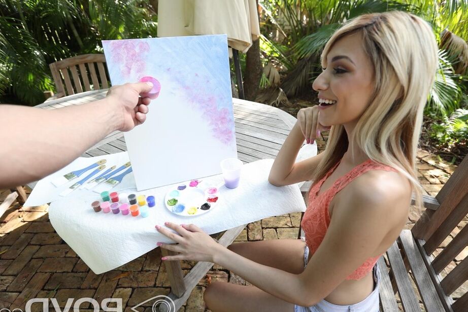 16P La pequeña rubia Hime Marie se pinta las tetas y se dirige a la ducha