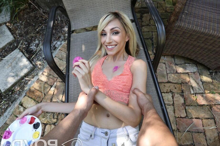 16P La pequeña rubia Hime Marie se pinta las tetas y se dirige a la ducha