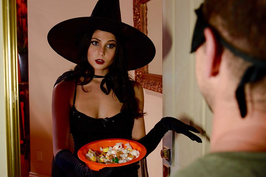 16P Esposa latina Ariana Marie fazendo sexo depois de se livrar da fantasia de Halloween