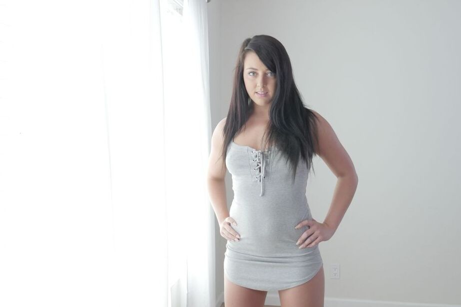 16P La joven morena Whitney Wright se quita el vestido ajustado y el tanga negro