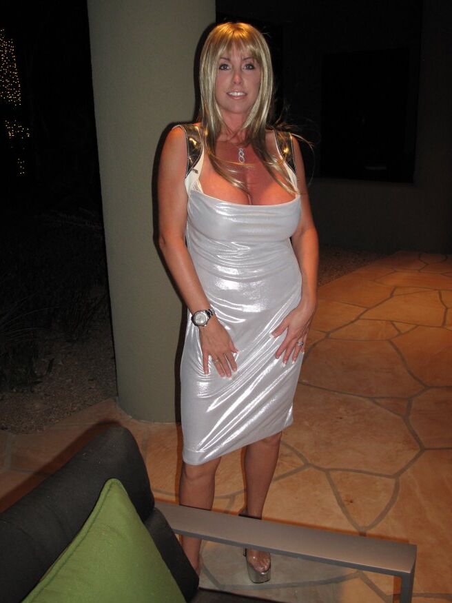 16P Foxy MILF com peitos enormes Wifey tirando a roupa e abrindo as pernas