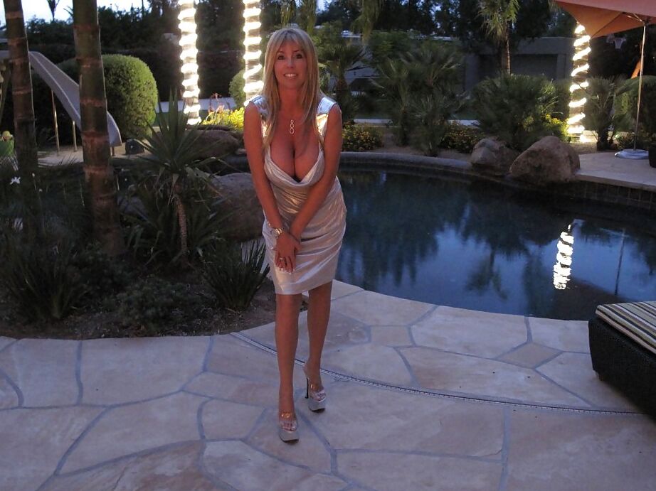 16P Foxy MILF com peitos enormes Wifey tirando a roupa e abrindo as pernas