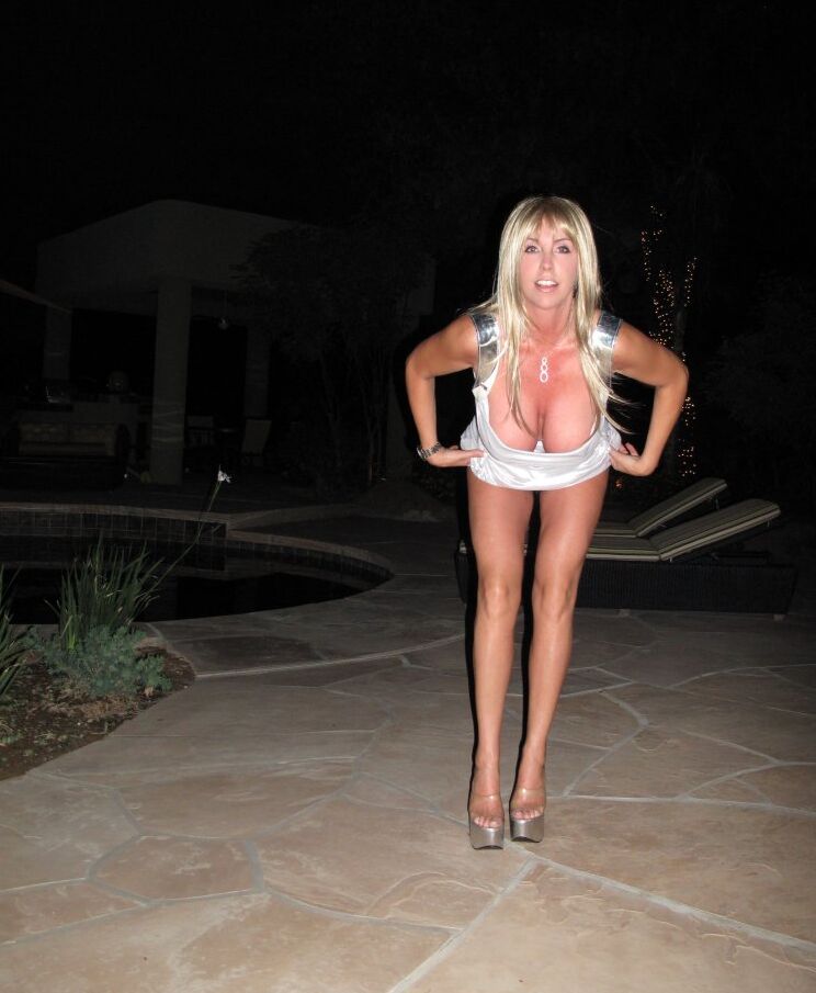 16P Foxy MILF com peitos enormes Wifey tirando a roupa e abrindo as pernas