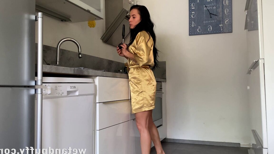 21P Gata morena com peitos pequenos Lexi Dona mostra sua boceta antes de brincar