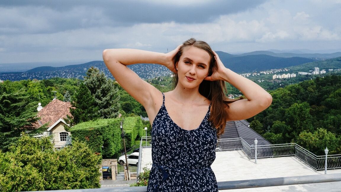15P Stacy Cruz, une fille aux gros seins, se déshabille sur un balcon avant le début du sexe MMF en salle.