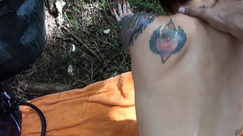 16P A prostituta tatuada Mila Treasure é fodida e facializada no parque