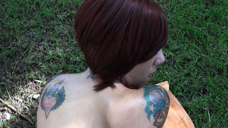 16P A prostituta tatuada Mila Treasure é fodida e facializada no parque