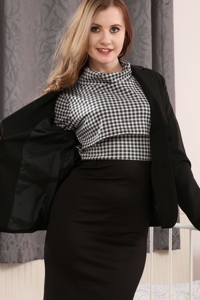 21P 素敵なお尻の素晴らしい美女ブルック L がナイロンでトップレスでストリップしてからかう