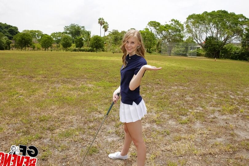12P Petite amie golfeuse exhibe son chat nu sur le parcours