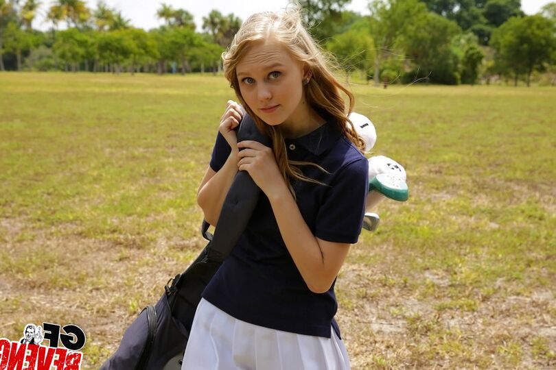 12P Petite amie golfeuse exhibe son chat nu sur le parcours