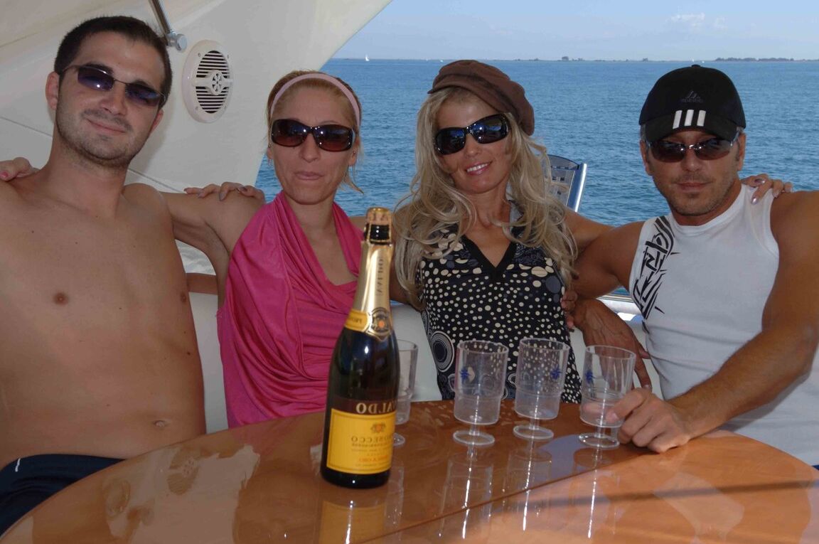 12P La rubia Teresa Lynn y su novio tienen sexo grupal intenso en el yate