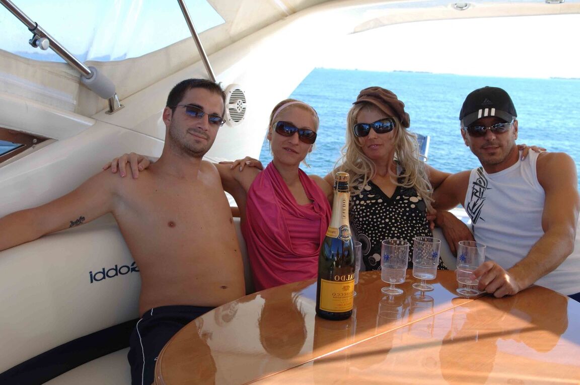 12P La rubia Teresa Lynn y su novio tienen sexo grupal intenso en el yate