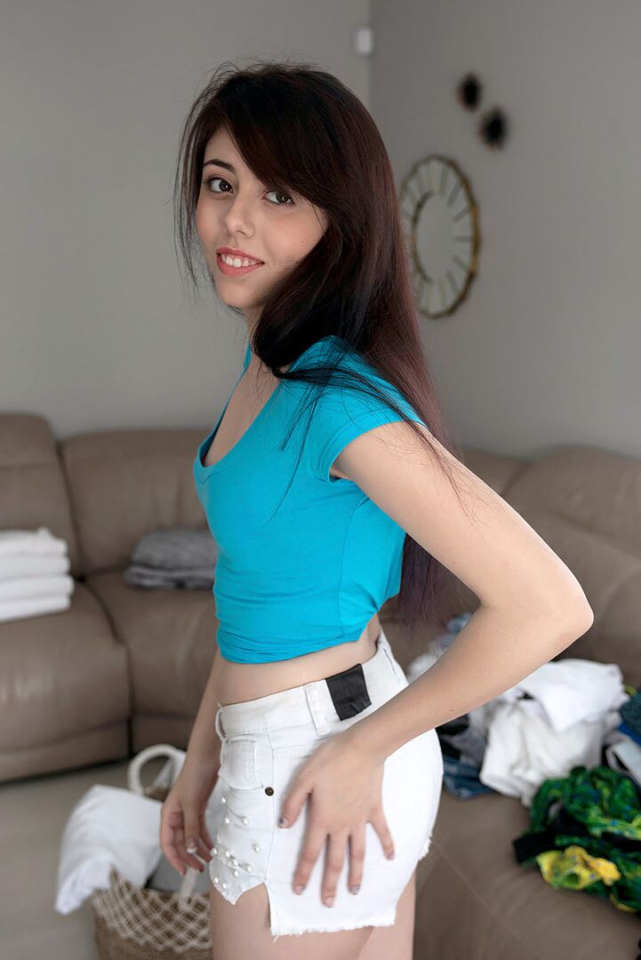 16P La linda adolescente Bexa Pierce hace su debut desnuda después de doblar la ropa sucia
