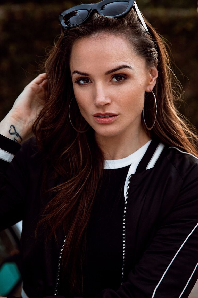 21P Gata morena com uma bunda gostosa Tori Black cavalga um grande galo negro na cama