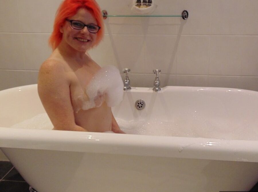 16P Mollie Foxxx, amateur tatouée, prend un bain moussant avec ses lunettes