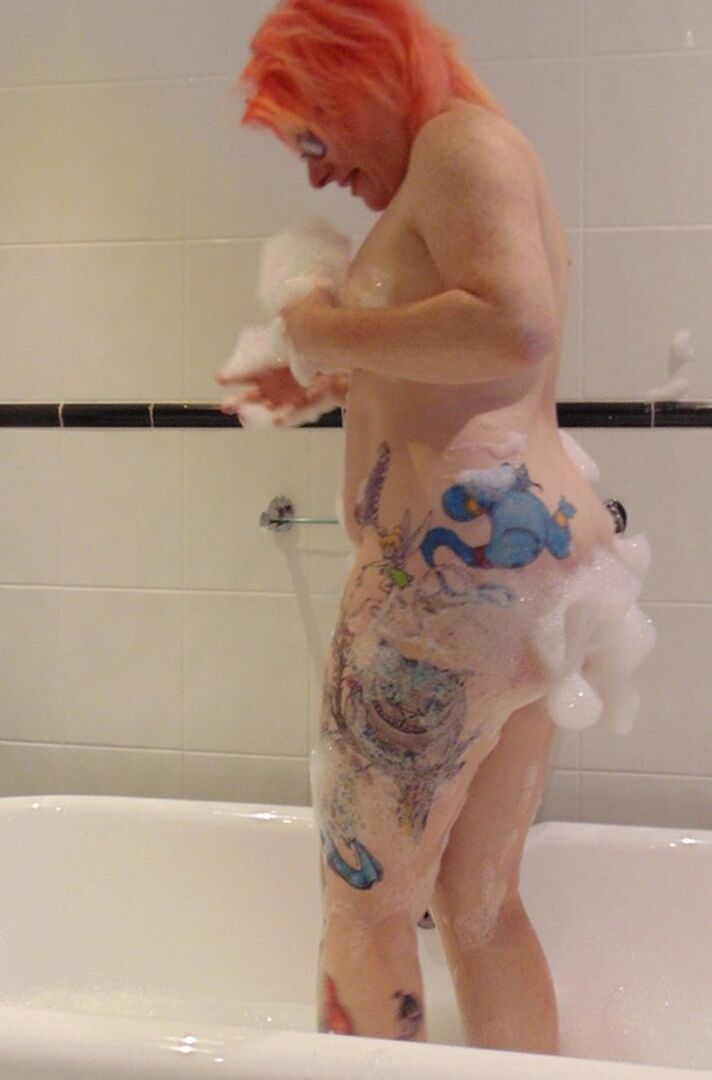 16P Mollie Foxxx, amateur tatouée, prend un bain moussant avec ses lunettes
