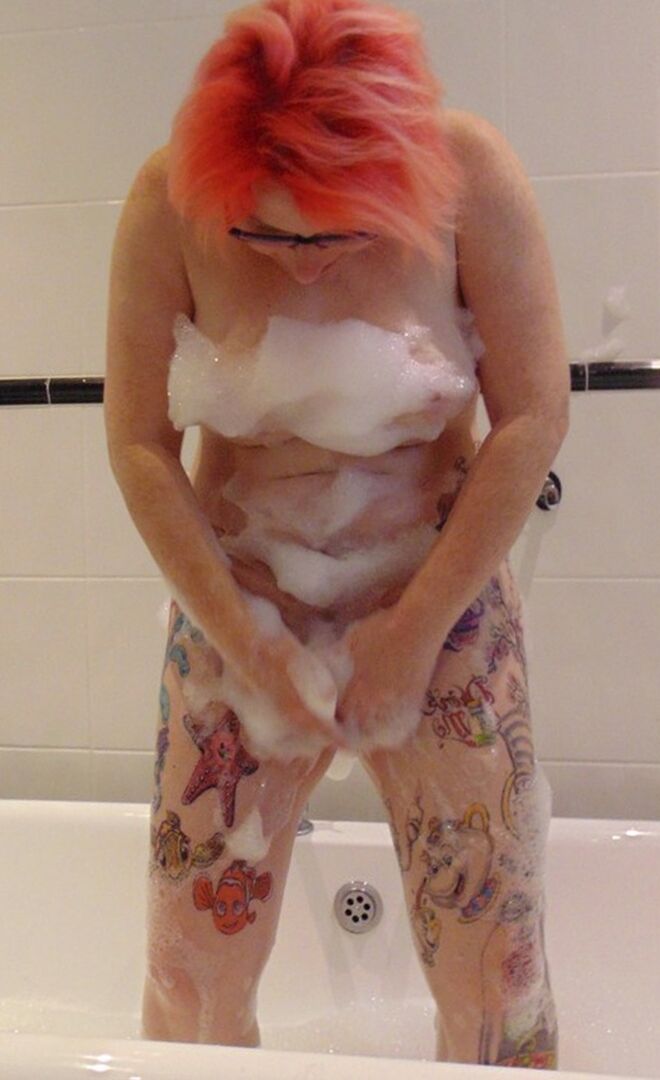 16P Mollie Foxxx, amateur tatouée, prend un bain moussant avec ses lunettes