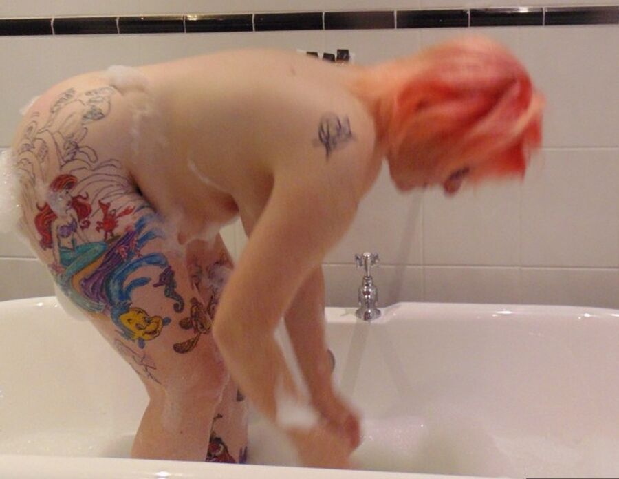 16P Mollie Foxxx, amateur tatouée, prend un bain moussant avec ses lunettes