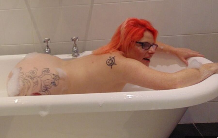 16P Mollie Foxxx, amateur tatouée, prend un bain moussant avec ses lunettes
