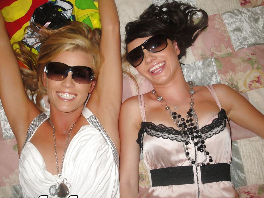 16P Jenny Anderson et Aiden Aspen, copines adolescentes, se déshabillent dans la chambre.