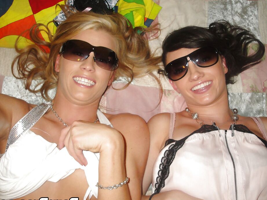 16P Jenny Anderson et Aiden Aspen, copines adolescentes, se déshabillent dans la chambre.