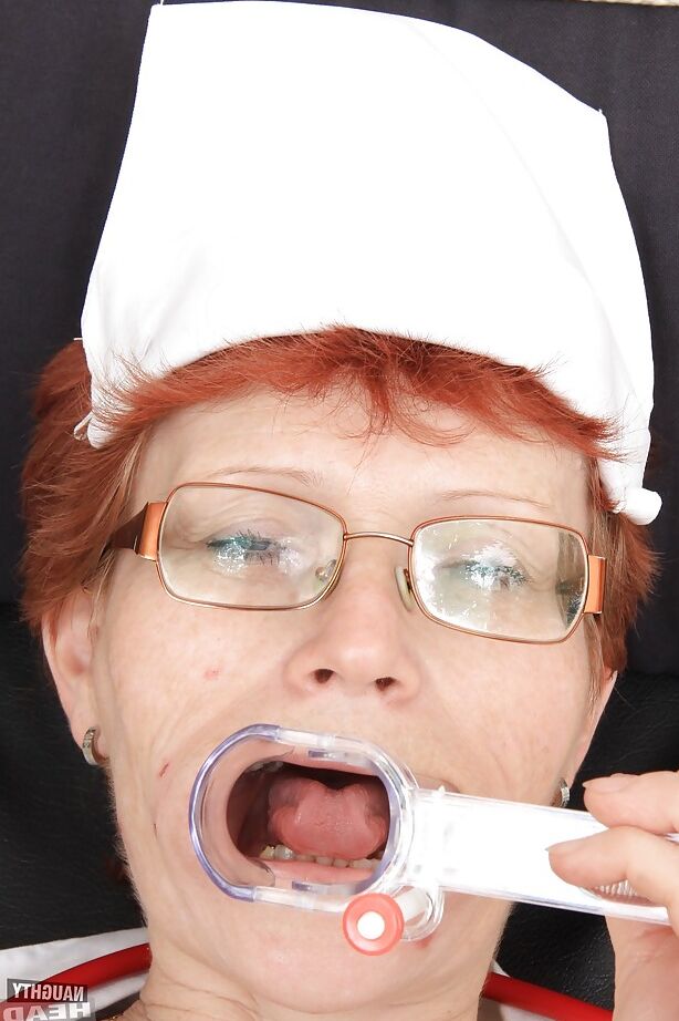 16P Enfermera ginecomastia madura con gafas y medias de nailon masturbándose su chocho hambriento