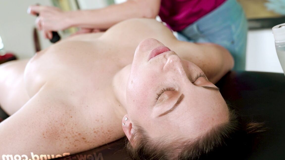15P Massagista loira Cory Chase masturba Melanie Hicks durante uma massagem