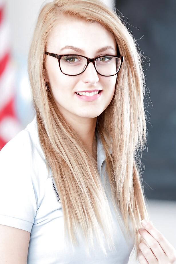 16P La colegiala rubia nerd Alexa Grace mostrando las bragas debajo de la falda