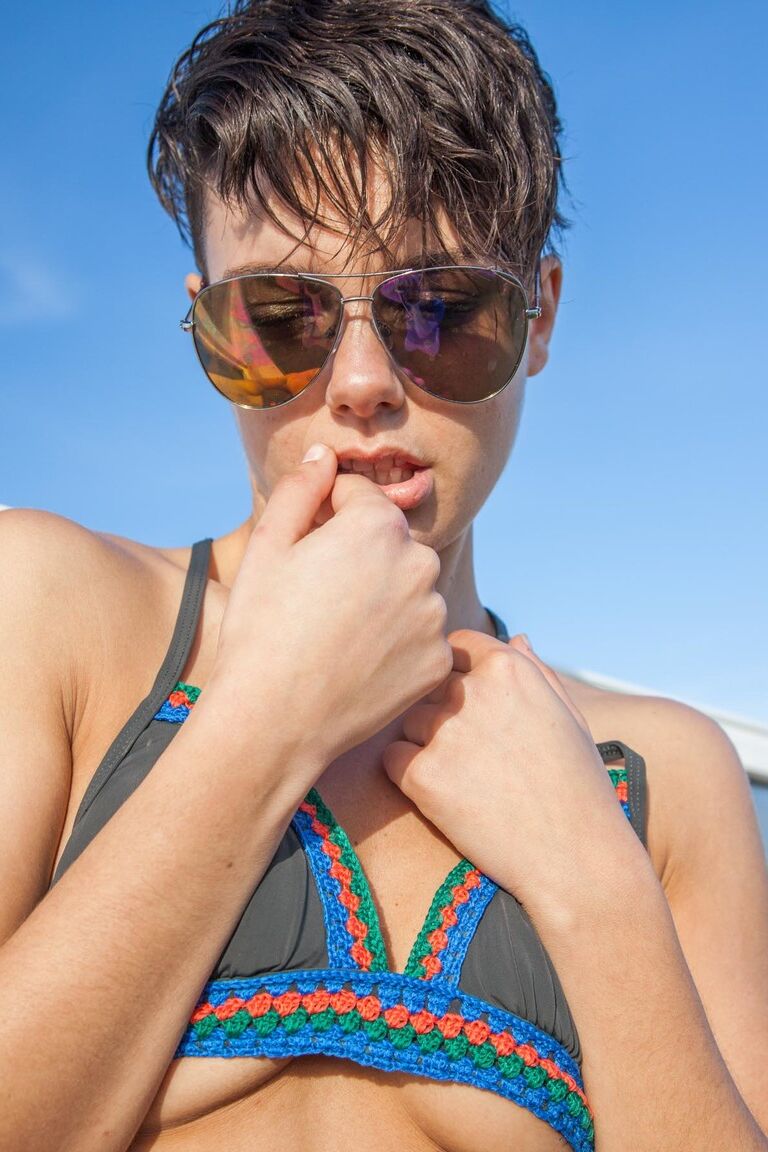 12P Une amatrice aux cheveux courts libère ses seins pervers du haut de bikini avec des lunettes de soleil