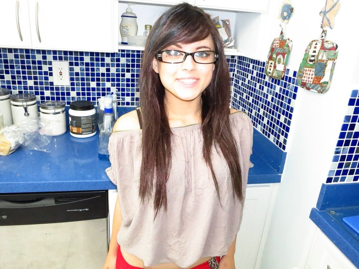 12P Nerdy teen Oxuanna Envy flaunts her bare ass after a kitchen handjob